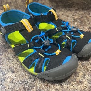 Boys keen water shoes size 3